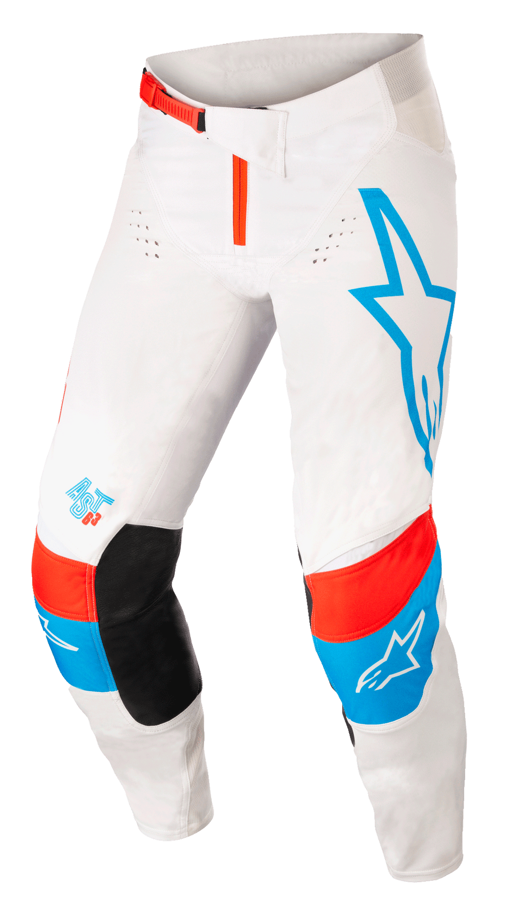 Alpinestars Techstar Quadro crossbroek, motorcrossbroek, gebroken wit met blauwe en neon felrode accenten, voorzien van een groot blauw sterlogo op het linkerbeen, AST 63-logo op het rechterbeen, zwarte kniestukken aan de binnenkant, rode gespsluiting en geperforeerde ventilatiezones voor off-road prestaties