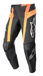 Alpinestars 2023 Techstar Sein Pants, pantalon de motocross, noir et orange vif, avec panneaux orange verticaux perforés, zones des genoux renforcées en cuir, logos argentés sur les cuisses et les tibias, design coupe course