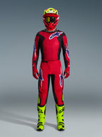 Alpinestars 2026 Fluid Grid Gear Set, tenue de motocross, rouge et noir, équipement de pilotage complet avec maillot et pantalon rouges arborant des logos bleus et blancs, casque rouge assorti avec des accents jaune fluo et bottes jaune fluo, conception haute performance pour la course tout-terrain