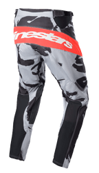 Alpinestars 2023 Racer Tactical Pants, pantalon de motocross, camouflage gris et rouge Mars, large bande horizontale rouge avec logo Alpinestars blanc à l'arrière, motif camouflage avec panneaux noirs, design sportif pour le motocross