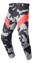Alpinestars 2023 Racer Tactical Pants, pantalon de motocross tout-terrain, motif camouflage gris et noir avec accents diagonaux rouge Mars, panneaux intérieurs de jambe renforcés en cuir, fermeture de la taille à cliquet, conception ergonomique pré-courbée pour le tout-terrain