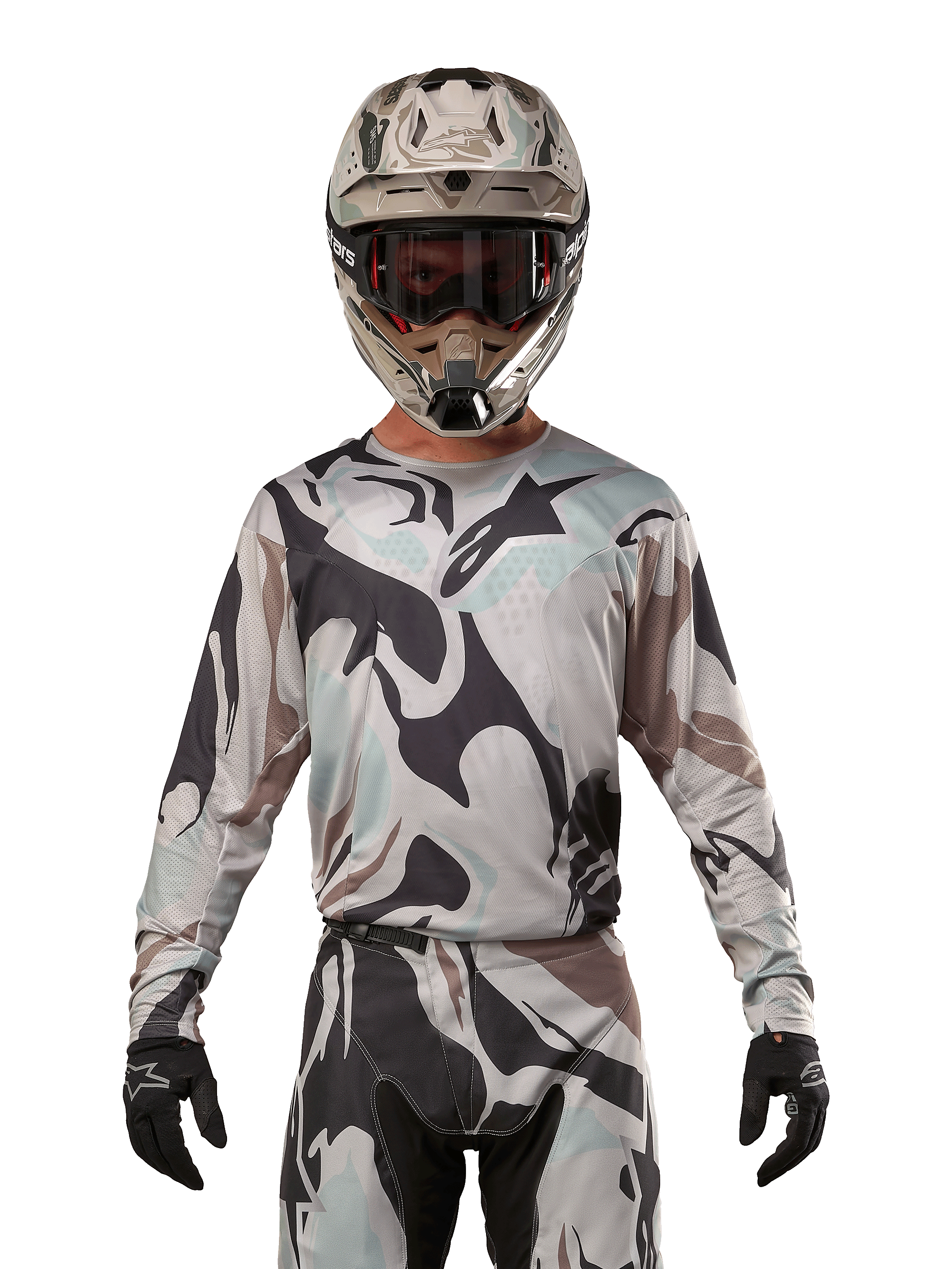 Alpinestars 2024 Racer Tactical Jersey, maillot de motocross, motif camouflage Iron Camo Dust Gray, pilote portant un casque et des lunettes assortis avec des gants noirs, équipement technique pour la course tout-terrain