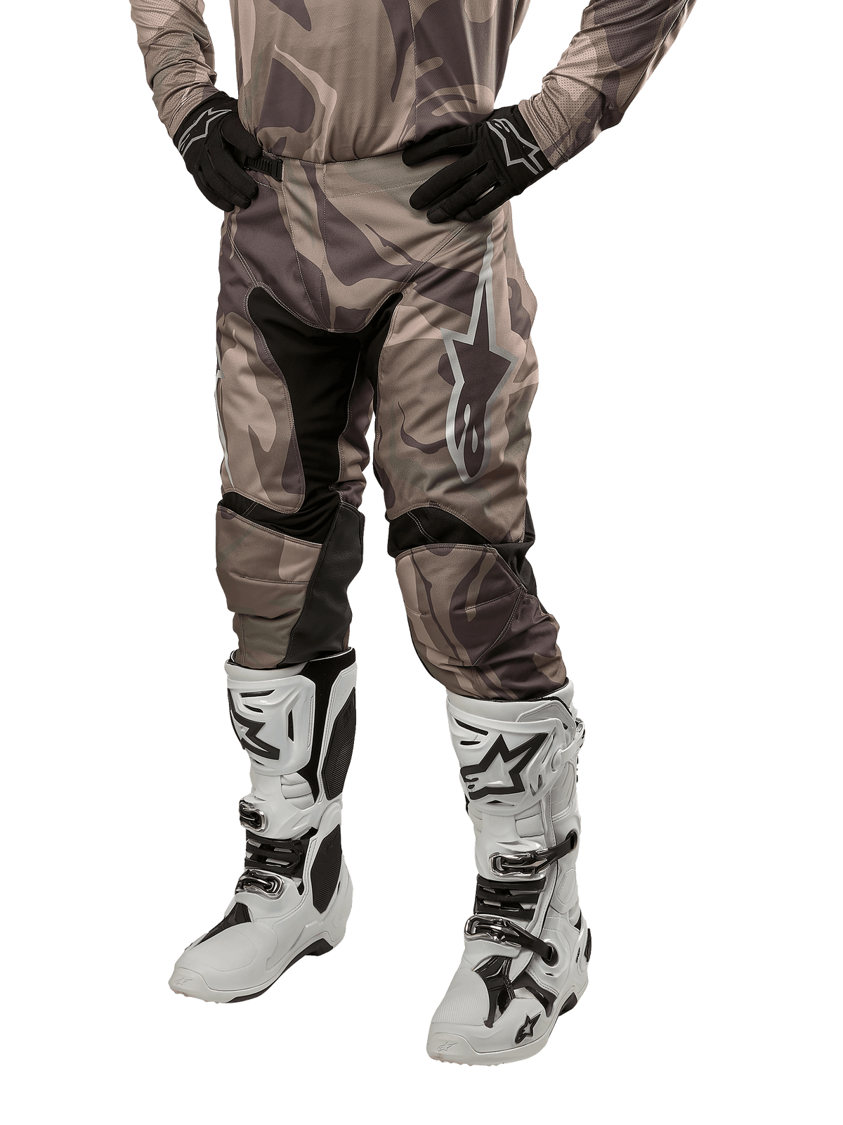 Alpinestars 2024 Racer Tactical broek, motorcross broek, militair groen camouflagebruin, gedragen met bijpassende camouflage jersey, zwarte handschoenen en witte laarzen met ster-logo's, voorzien van zwarte stretchpanelen en een ergonomisch ontwerp, off-road outfit op een witte achtergrond