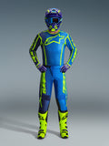 Alpinestars 2026 Fluid Apex Gear Set, komplette Motocross-Rennausrüstung in Blau und Neongelb, umfasst ein abgestimmtes Jersey, eine Hose, einen Helm und eine Crossbrille, kombiniert mit neongelben und schwarzen Stiefeln, entwickelt für Offroad-Performance und professionellen Stil.