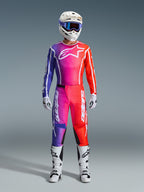Alpinestars 2026 Fluid Apex Gear Set, tenue de motocross, dégradé violet, rose et rouge avec accents blancs, kit de course complet avec casque blanc, lunettes bleues et bottes blanches, équipement de performance tout-terrain coloré
