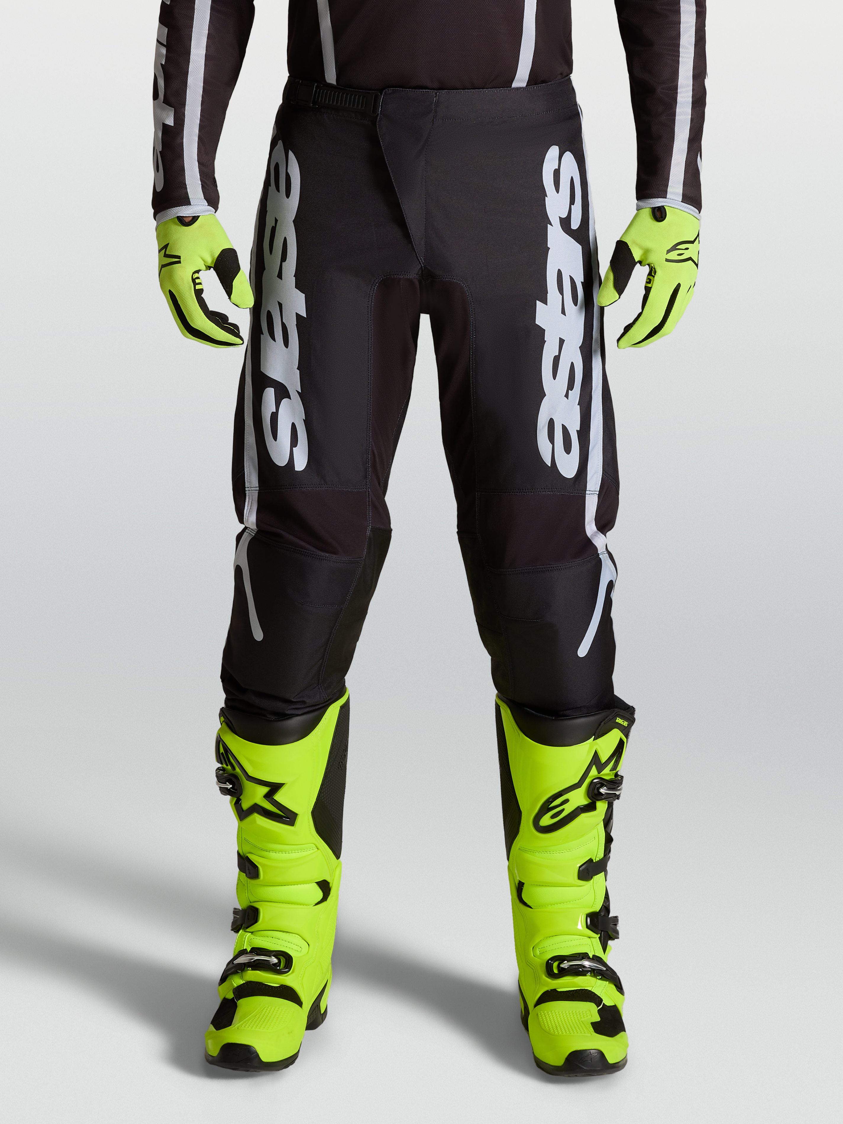 Alpinestars pantalon Fluid Apex V2 2027, pantalon de motocross homme noir et argenté, panneaux extensibles, sur modèle.