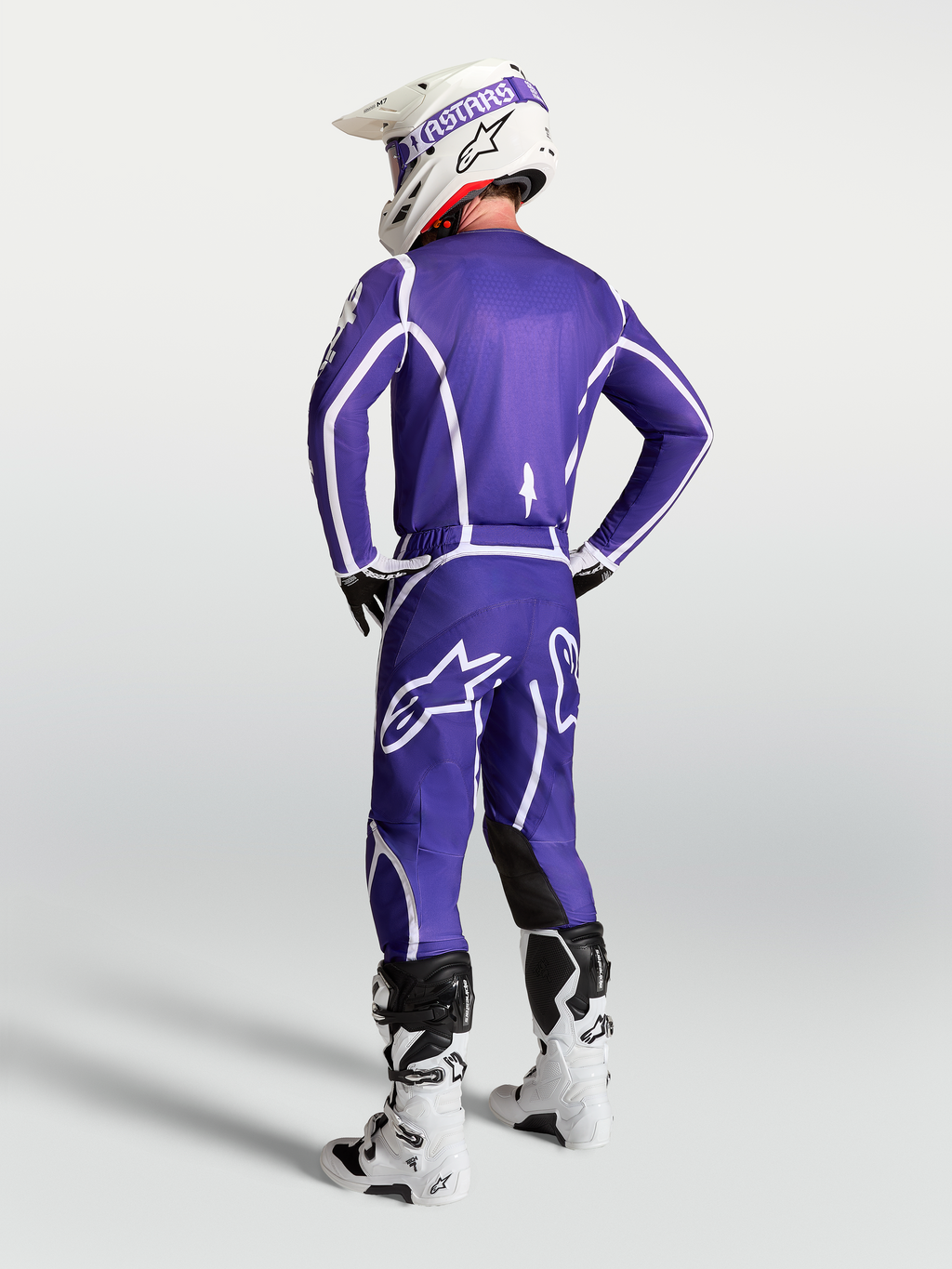 Alpinestars Pantalon Fluid Apex V2, pantalon de motocross pour homme, bleu foncé et blanc, vue de dos, coupe ergonomique.