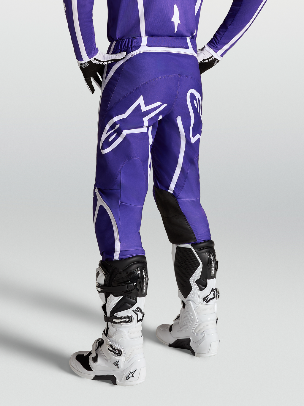 Alpinestars Fluid Apex V2, pantalon de motocross pour homme, bleu foncé et blanc, vue de dos montrant le logo étoile et la coupe ergonomique 3D.