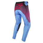 Alpinestars 2024 Racer Hoen broek, motorcrossbroek, Lavan Purple en zwart, achteraanzicht met lichtblauwe pijpen, groot roze Alpinestars-logo op het zitvlak, zwarte binnenpanelen op de knieën en ergonomische voorgevormde constructie voor off-road rijden
