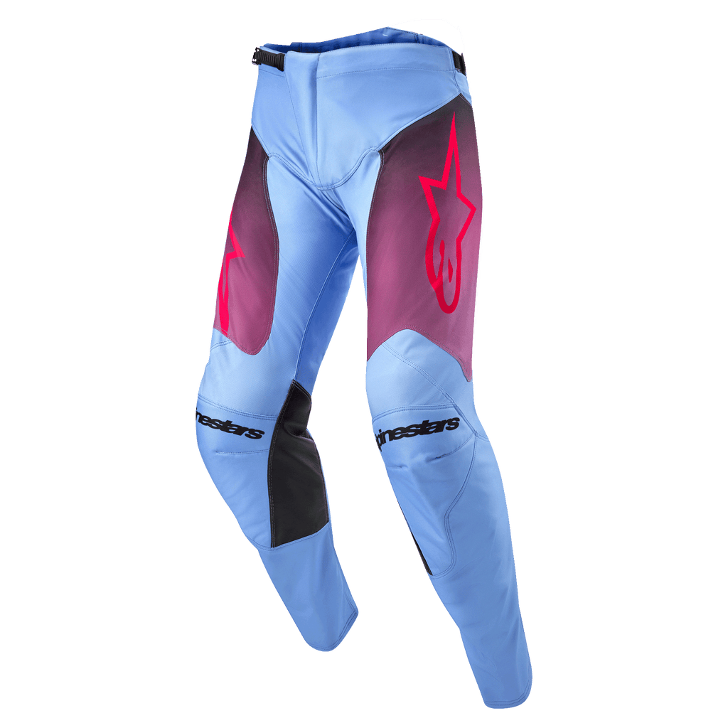 Alpinestars 2024 Racer Hoen crossbroek, motorcross broek, lichtblauw lavendel met paarse kleurverloop-panelen op de dijen en roze sterlogo, zwarte kniepanelen aan de binnenzijde, voorgevormd ergonomisch ontwerp voor off-road prestaties
