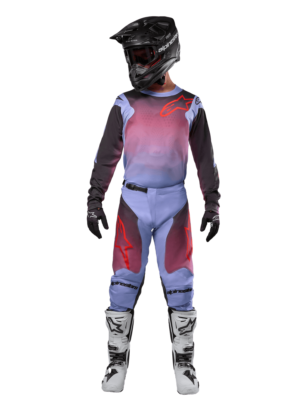 Motorcrosser in complete race-uitrusting, Alpinestars 2024 Racer Hoen jersey en broek, Lavan Purple en zwart met rode accenten, zwarte helm, wit-zwarte laarzen, zwarte handschoenen, gecoördineerde outfit voor off-road racen