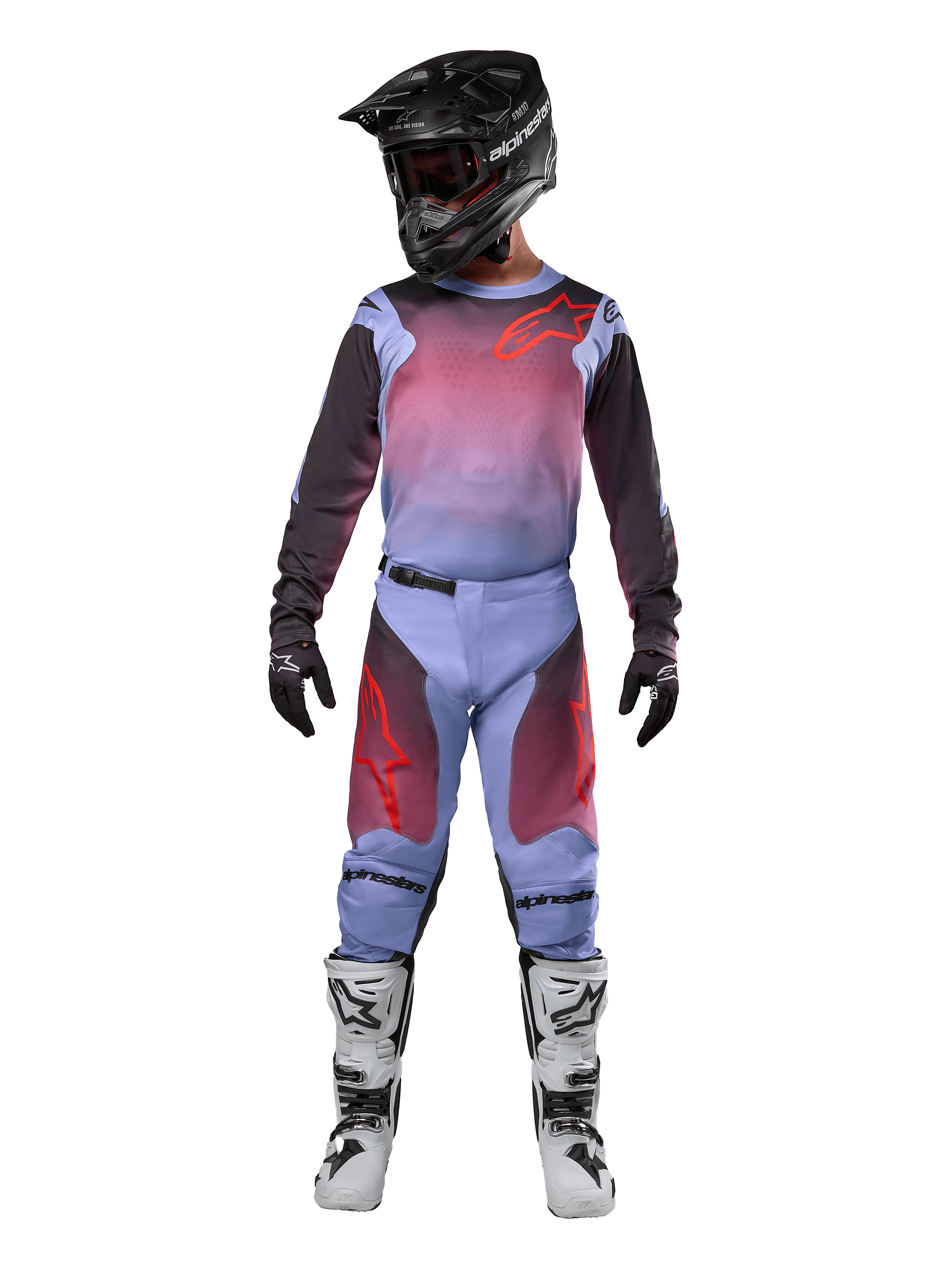 Motorcrosser in complete race-uitrusting, Alpinestars 2024 Racer Hoen jersey en broek, Lavan Purple en zwart met rode accenten, zwarte helm, wit-zwarte laarzen, zwarte handschoenen, gecoördineerde outfit voor off-road racen
