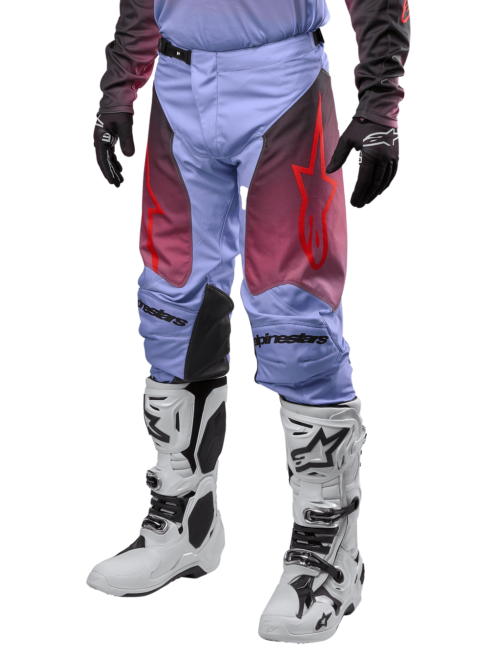 Alpinestars 2024 Racer Hoen broek, motorcross broek, Lavan paars en zwart met rode graphics, voorzien van rode sterlogo's op de bovenbenen en zwarte belettering op de knieën, gedragen met wit-zwarte laarzen en zwarte handschoenen