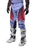 Alpinestars 2024 Racer Hoen broek, motorcross broek, Lavan paars en zwart met rode graphics, voorzien van rode sterlogo's op de bovenbenen en zwarte belettering op de knieën, gedragen met wit-zwarte laarzen en zwarte handschoenen