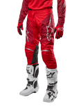Alpinestars Racer Hoen Pants 2024, pantalon de motocross, rouge Mars et bordeaux, porté avec un maillot et des gants rouges assortis et des bottes blanches, doté de panneaux de genoux en cuir noir et de logos blancs, équipement technique durable pour la course tout-terrain