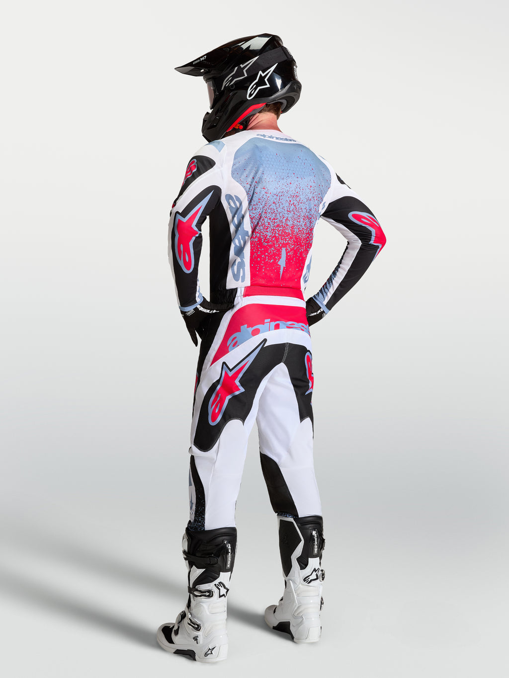 Alpinestars Fluid Drag broek, motocrossbroek voor heren, wit en zwart met rode accenten, achteraanzicht op model.