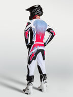 Alpinestars Fluid Drag broek, motocrossbroek voor heren, wit en zwart met rode accenten, achteraanzicht op model.