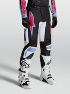 Alpinestars Fluid Drag broek, heren-motocrossbroek in zwart en wit met fluo rode en lichtblauwe accenten, ergonomische pasvorm voor off-road racing.