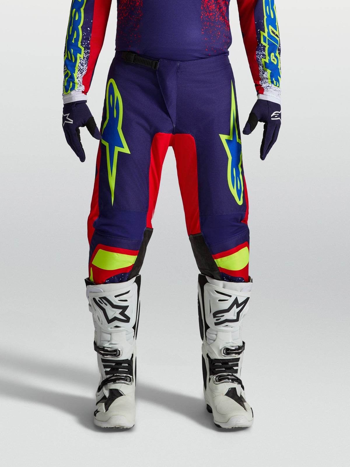 Alpinestars Fluid Drag broek, heren-motorcrossbroek in navyblauw en rood met een duurzame sportieve pasvorm.