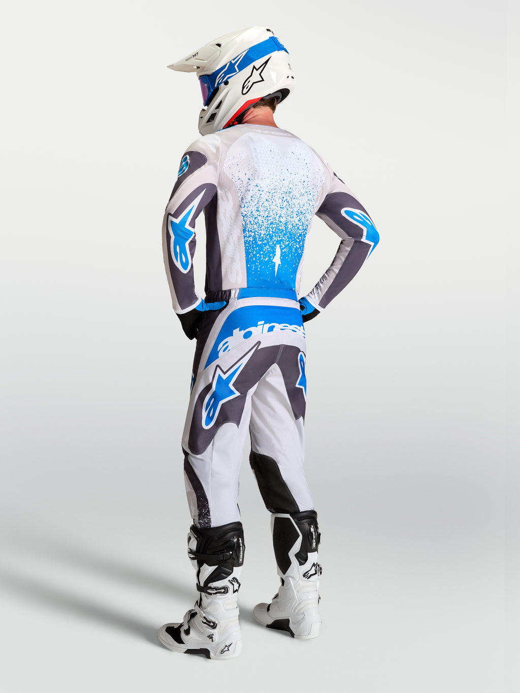 Alpinestars Fluid Drag broek, herenmotorcrossbroek in wit en blauw, 600D polystof, achteraanzicht op model.
