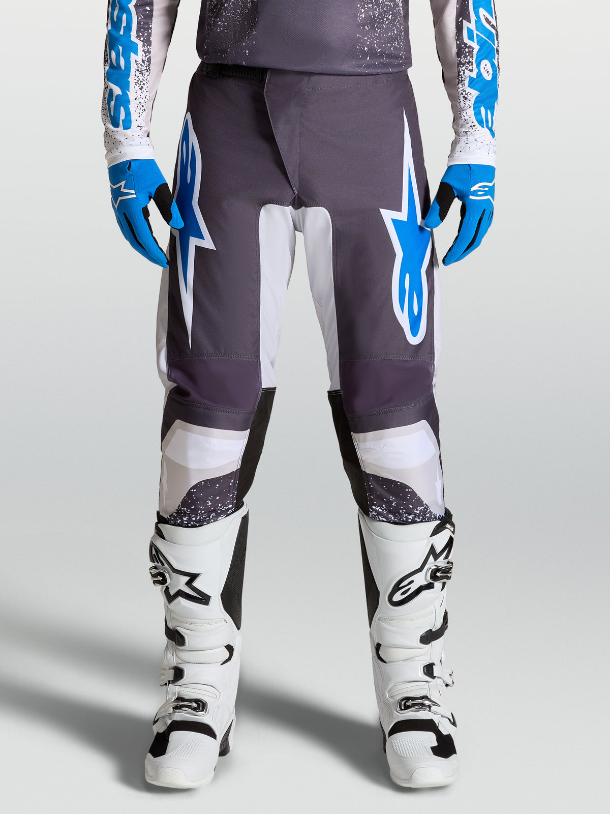 Alpinestars Pantalon Fluid Drag, pantalon de motocross homme, gris et bleu, jambes pré-courbées et protections ergonomiques.
