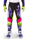 Alpinestars Limited Edition Supertech Dirt Studios Hose, Motocross-Hose, Weiß, Lila und Neongelb, mit schwarzen Einsätzen sowie neongelben und pinken Akzenten, große lila Stern-Logos, abgebildet mit passenden neongelben Handschuhen und lila Rennstiefeln, strapazierfähige Offroad-Rennbekleidung