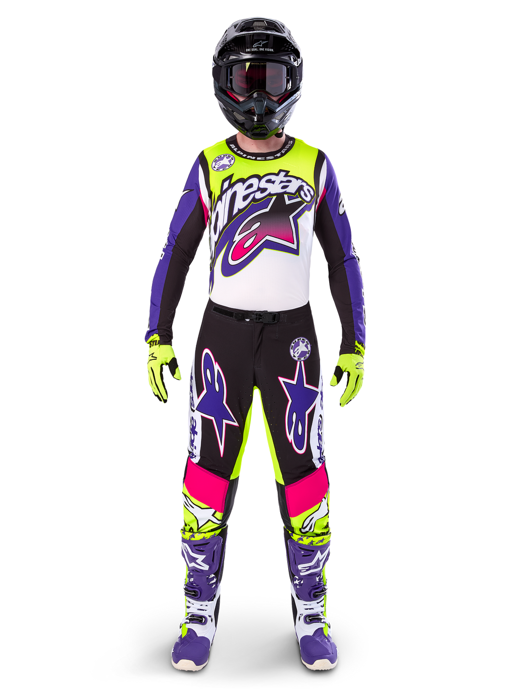 Motocross-Fahrer in kompletter Rennausrüstung, Limited Edition Supertech Dirt Studios Trikot und Hose in Weiß, Lila und Neongelb, schwarzer Helm mit Goggles, lila und weiße Stiefel, farblich abgestimmtes, lebendiges Outfit für Offroad-Motocross-Rennen