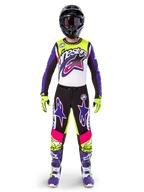 Motocross-Fahrer in kompletter Rennausrüstung, Limited Edition Supertech Dirt Studios Trikot und Hose in Weiß, Lila und Neongelb, schwarzer Helm mit Goggles, lila und weiße Stiefel, farblich abgestimmtes, lebendiges Outfit für Offroad-Motocross-Rennen
