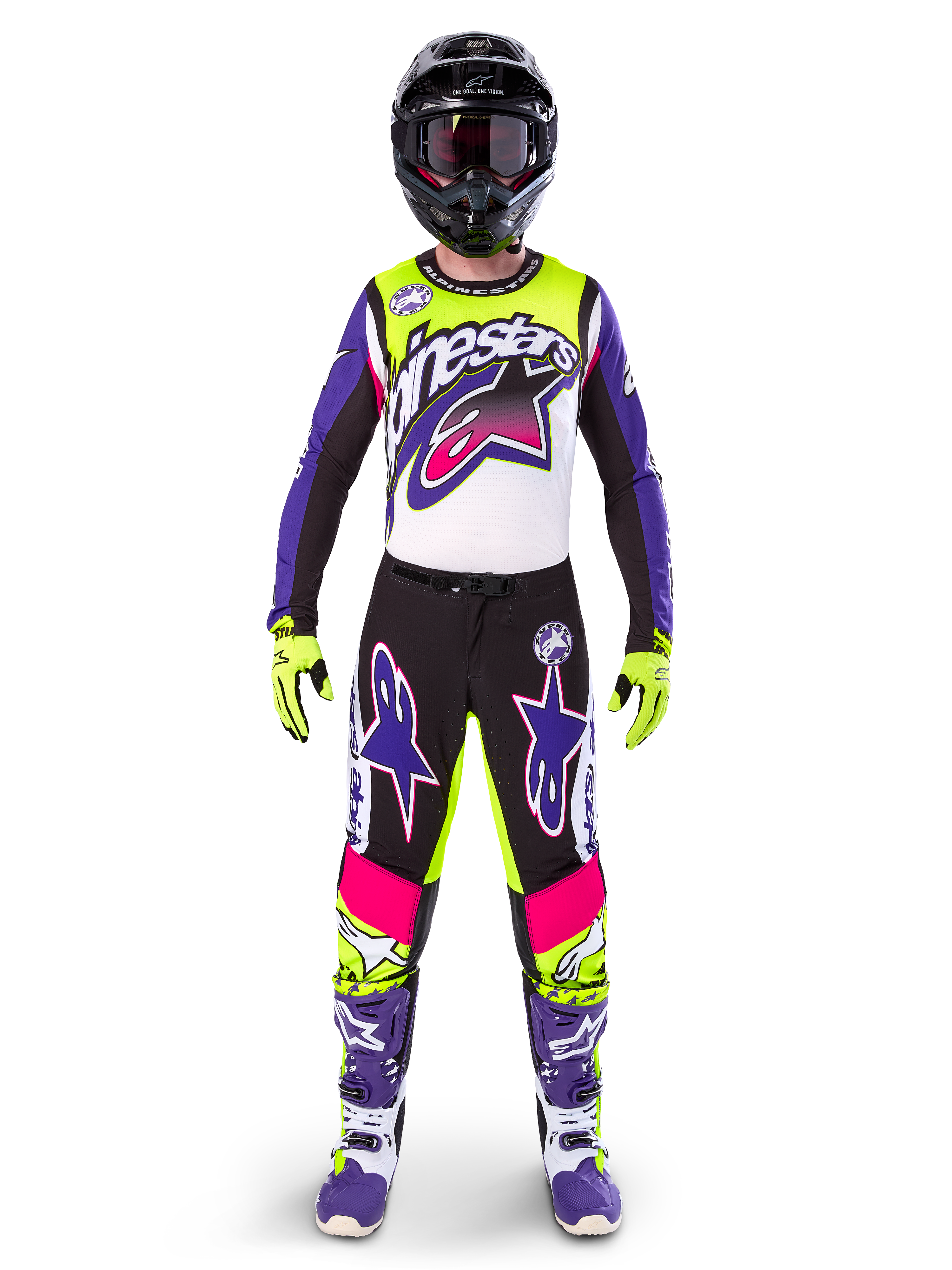 Motocross-Fahrer in kompletter Rennausrüstung, Limited Edition Supertech Dirt Studios Trikot und Hose in Weiß, Lila und Neongelb, schwarzer Helm mit Goggles, lila und weiße Stiefel, farblich abgestimmtes, lebendiges Outfit für Offroad-Motocross-Rennen