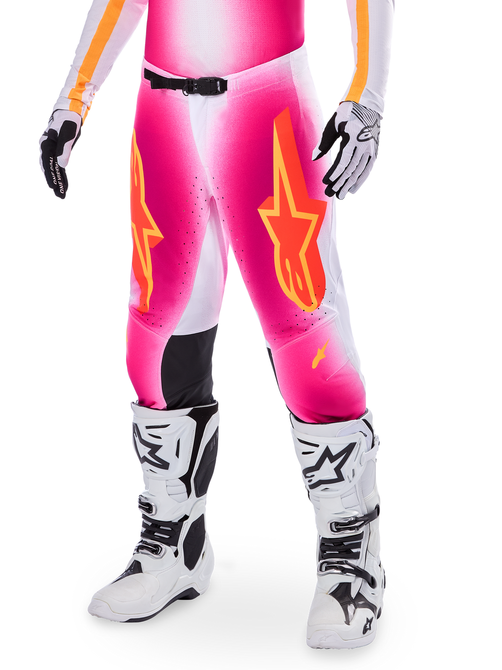 Alpinestars Supertech AFD MIG Limited Edition Motocross-Hose, Pink mit orangefarbenen und gelben Stern-Logos, getragen mit weißen Motocross-Stiefeln und schwarz-weißen Handschuhen, mit schwarzen Knie-Innenpaneelen und einer athletischen Passform, Teil eines Hochleistungs-Rennausrüstungs-Sets