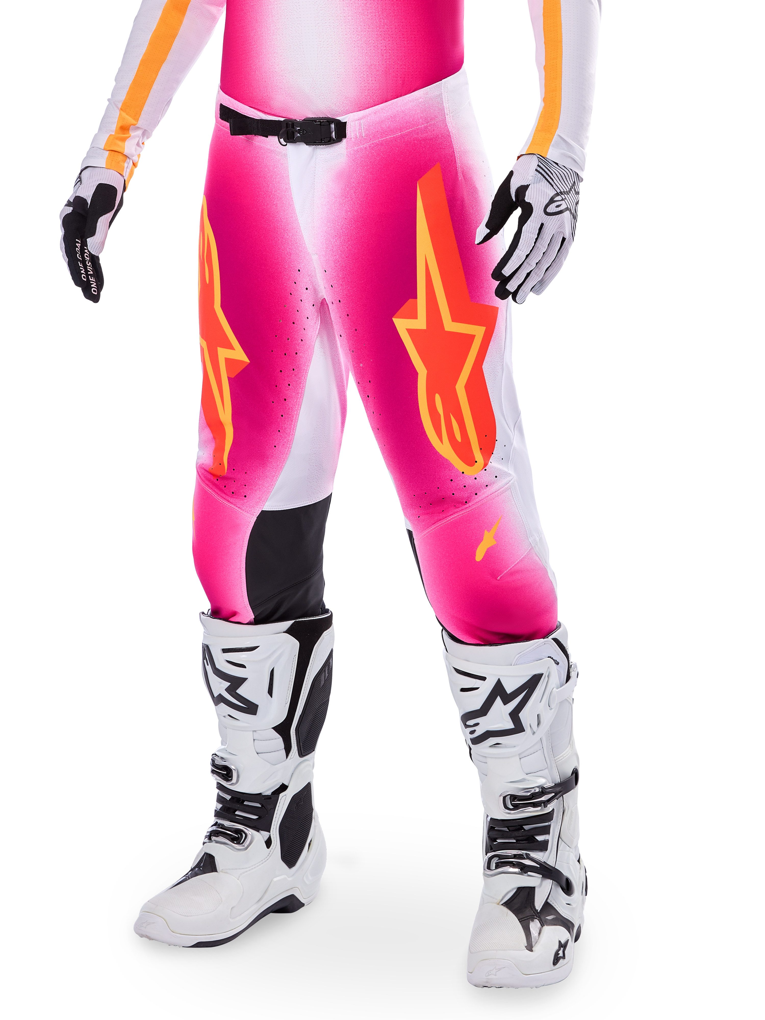 Alpinestars Supertech AFD MIG Limited Edition Motocross-Hose, Pink mit orangefarbenen und gelben Stern-Logos, getragen mit weißen Motocross-Stiefeln und schwarz-weißen Handschuhen, mit schwarzen Knie-Innenpaneelen und einer athletischen Passform, Teil eines Hochleistungs-Rennausrüstungs-Sets