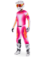 Motocross-Fahrer im Alpinestars Supertech AFD MIG Limited Edition Gear-Set, Trikot und Hose mit Farbverlauf in Pink Fluo, Weiß und Orange, weißer Helm mit orangefarbener Brille, weiß-schwarze Stiefel, professionelle Motocross-Bekleidung
