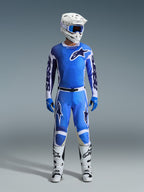 Alpinestars 2026 Racer Air Portl Gear Set, Motocross-Rennausrüstung, Ucla-Blau und Weiß, komplettes Outfit mit belüftetem Jersey, perforierter Hose mit Magnetschnalle, blauen Handschuhen, weißen Stiefeln und weißem Helm mit blauer Brille, atmungsaktives Hochleistungsdesign für Geländefahrten