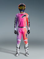 Alpinestars 2026 Racer Air Portl Gear Set, motocross uitrusting, roze, paars en oranje, complete outfit met bijpassende helm, gele crossbril, zwarte handschoenen en witte laarzen, voorzien van opvallende ster-logo's op de borst en benen.