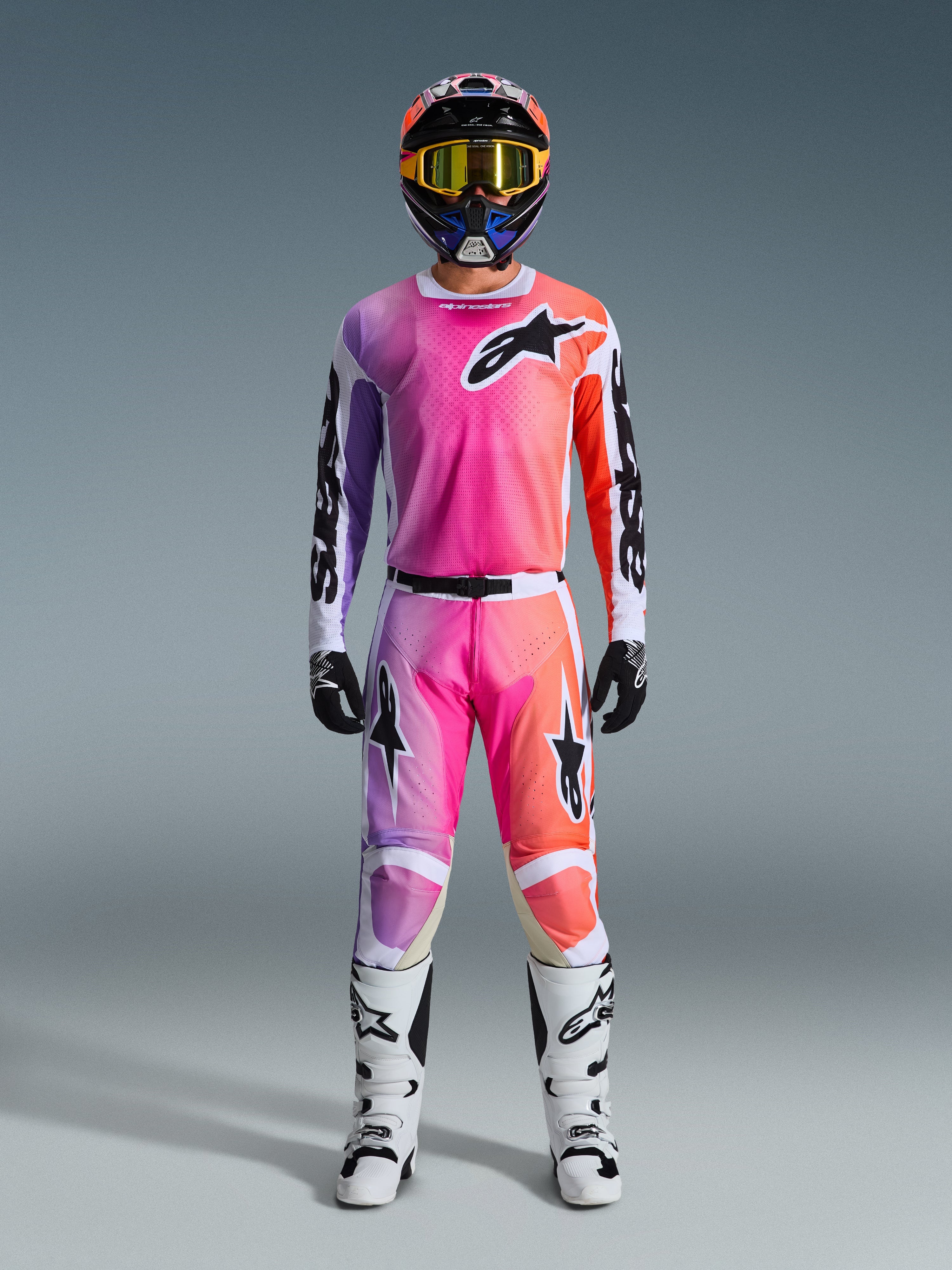 Alpinestars 2026 Racer Air Portl Gear-Set, Motocross-Ausrüstung, Pink, Lila und Orange, komplettes Outfit mit passendem Helm, gelber Brille, schwarzen Handschuhen und weißen Stiefeln, markantes Stern-Logo auf Brust und Beinen