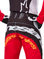 Alpinestars Limited Edition Techstar Deep Hose, Motocross-Hose, Schwarz, Weiß und High Red, mit einem Multi-Panel-Design, verstärkten Knien und 4-Wege-Stretch-Einsätzen für erstklassige Offroad-Performance.