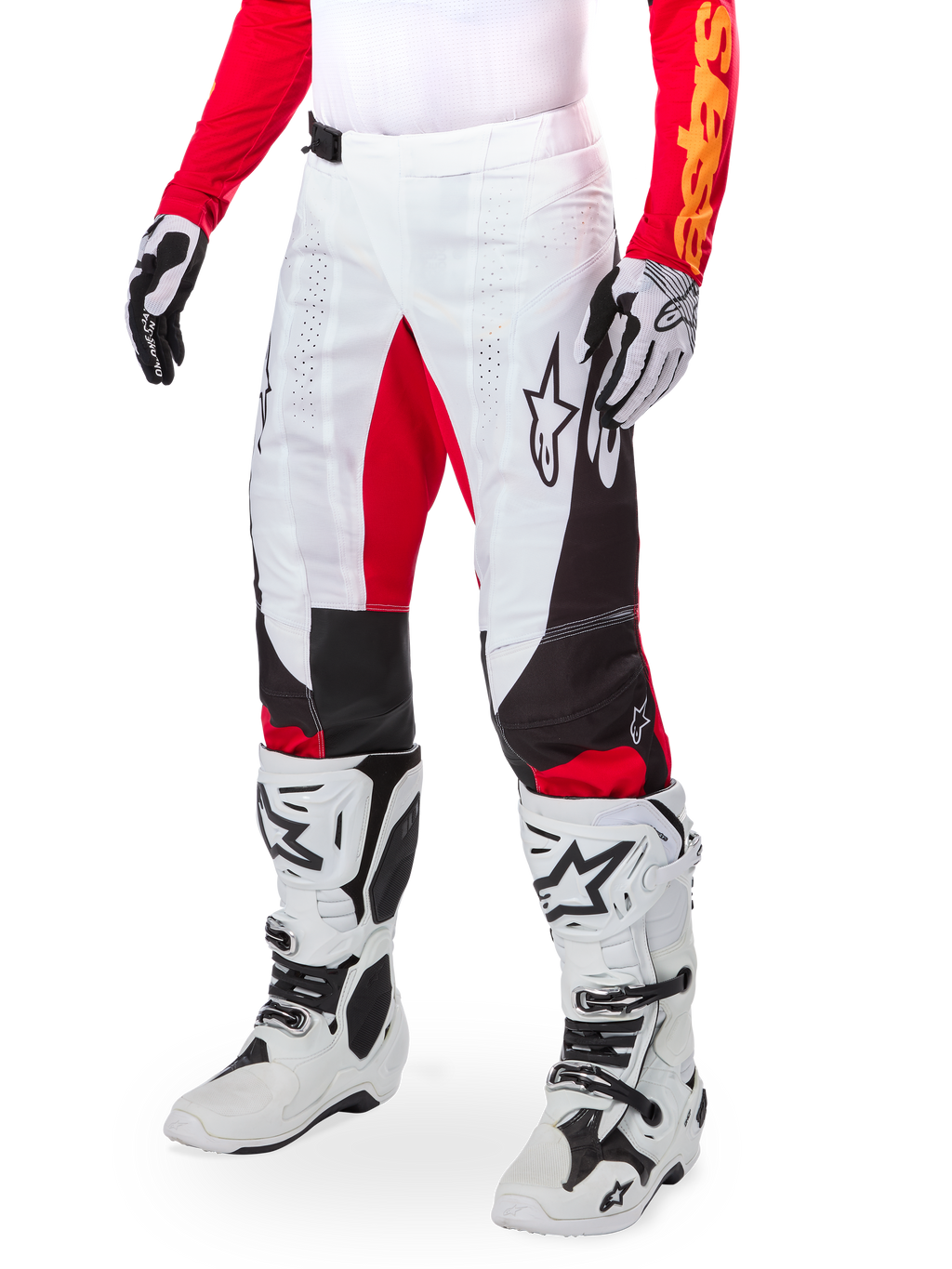 Alpinestars Limited Edition Techstar Deep Hose, Motocross-Hose, Weiß, Schwarz und High Red, getragen mit weißen und schwarzen Stiefeln und Handschuhen, mit weißen Frontpanels, roten Akzenten und schwarzen Seitendetails, entwickelt für High-Performance-Offroad-Rennsport