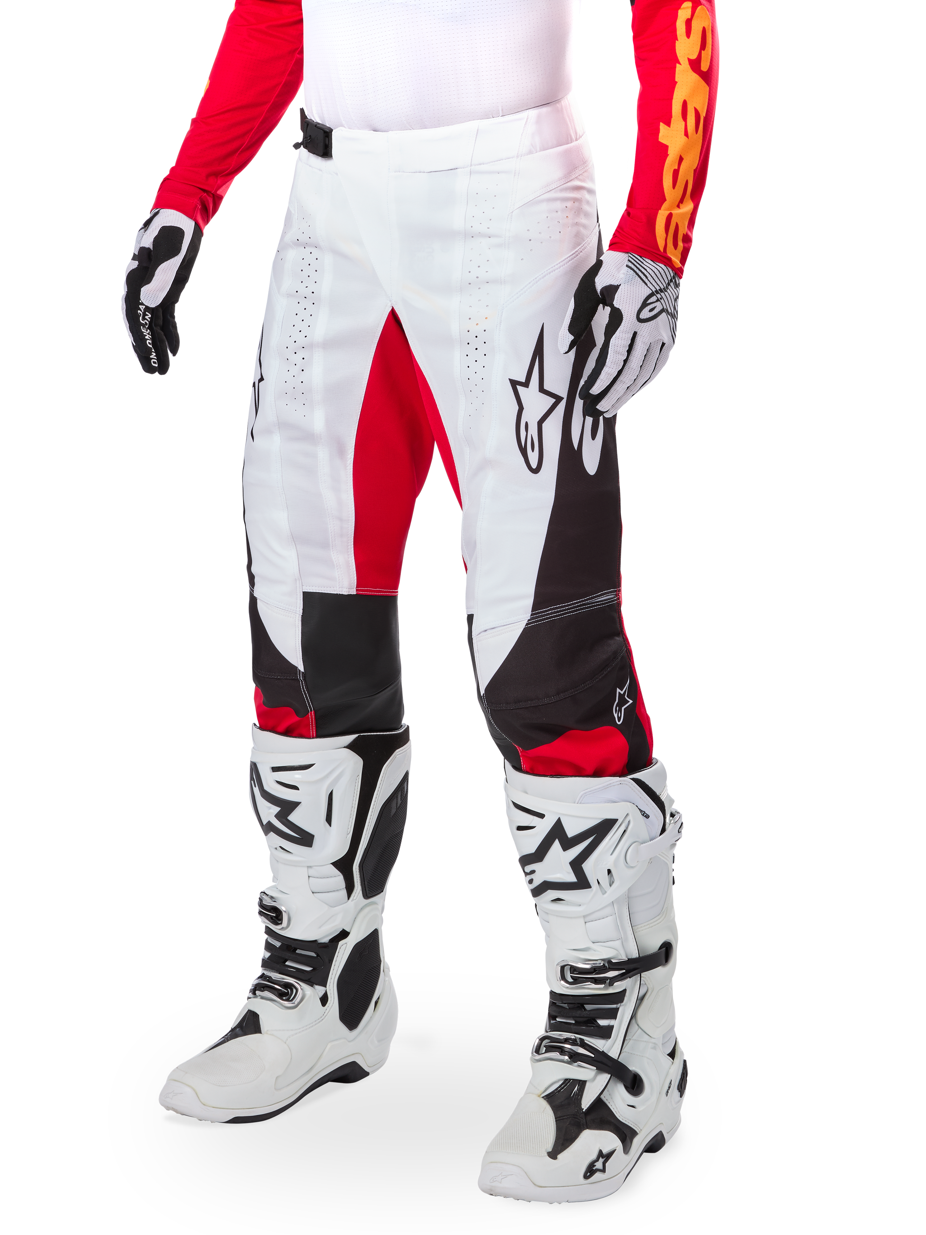Alpinestars Limited Edition Techstar Deep Hose, Motocross-Hose, Weiß, Schwarz und High Red, getragen mit weißen und schwarzen Stiefeln und Handschuhen, mit weißen Frontpanels, roten Akzenten und schwarzen Seitendetails, entwickelt für High-Performance-Offroad-Rennsport