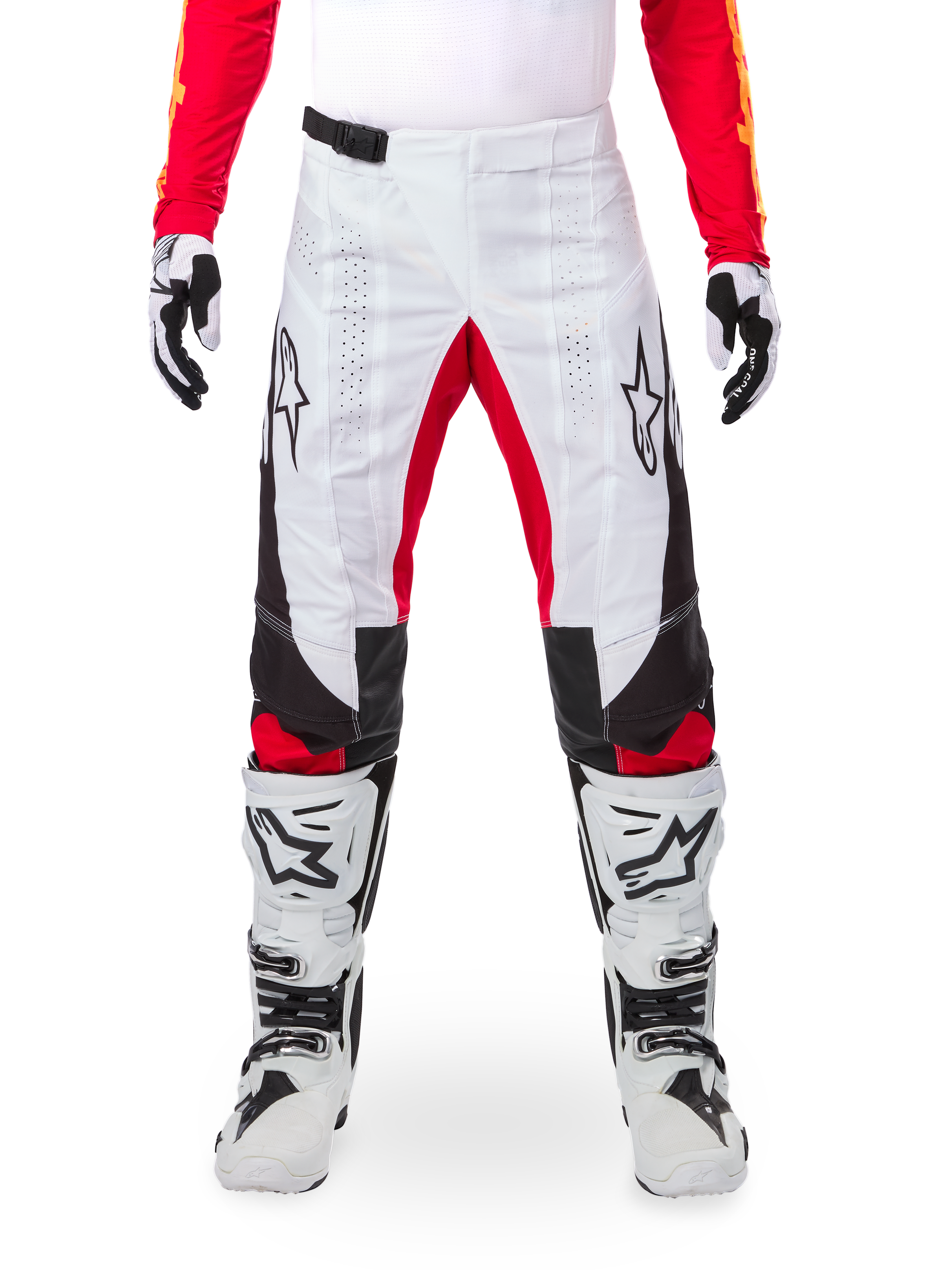 Alpinestars Limited Edition Techstar Deep Pants, pantalon de motocross, noir, blanc et rouge vif, porté avec un maillot rouge assorti, des gants et des bottes blancs et noirs, comprenant des panneaux avant blancs, des accents rouges à l'intérieur des jambes, des panneaux latéraux noirs, des logos Alpinestars sur les cuisses et des détails perforés au laser pour la ventilation.