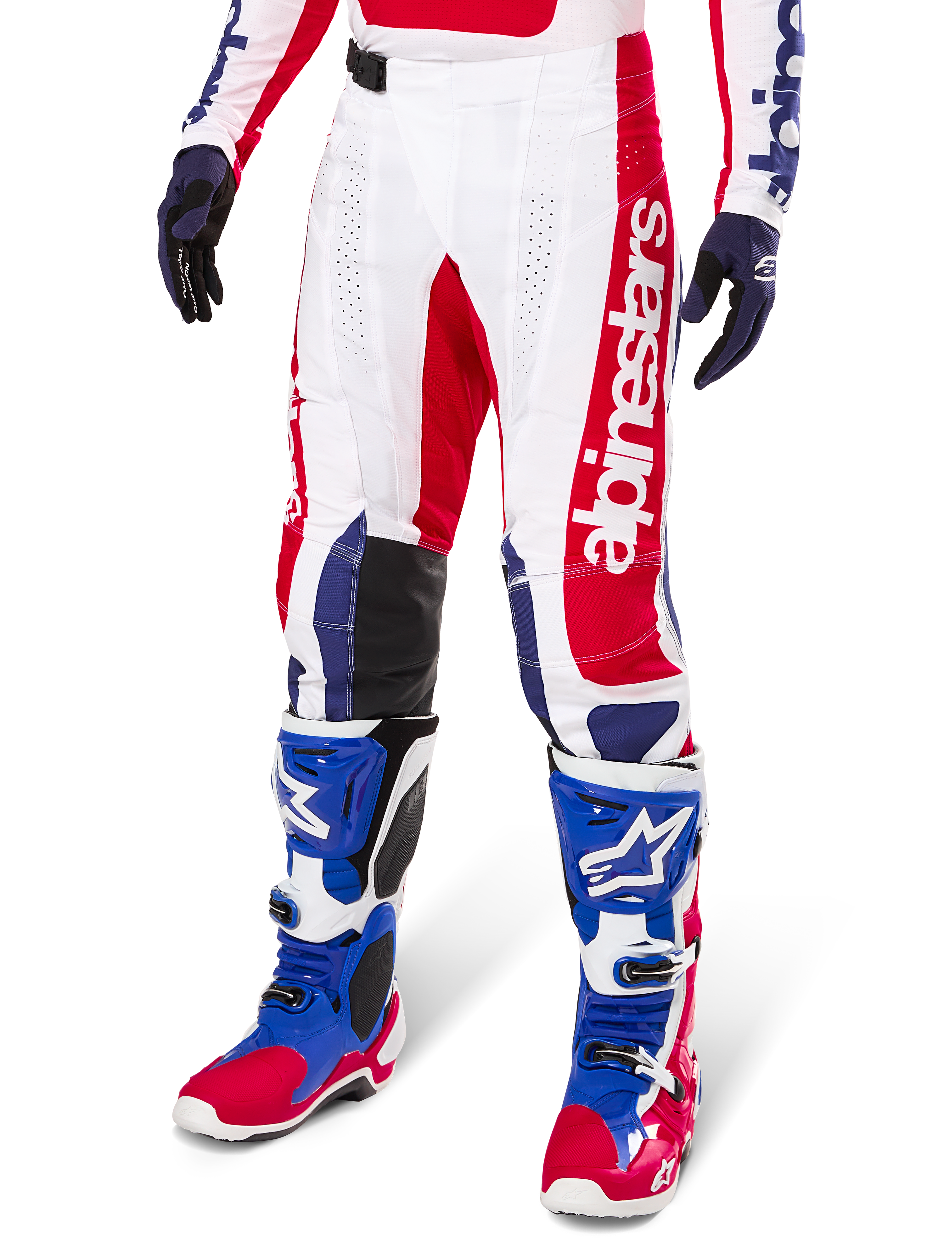 Alpinestars Limited Edition Techstar Fortitude Motocross-Hose, rot-weiß-blaues Farbschema, getragen mit passenden Motocross-Stiefeln und Handschuhen, mit vertikalem Alpinestars-Branding, athletische Passform für den Offroad-Rennsport
