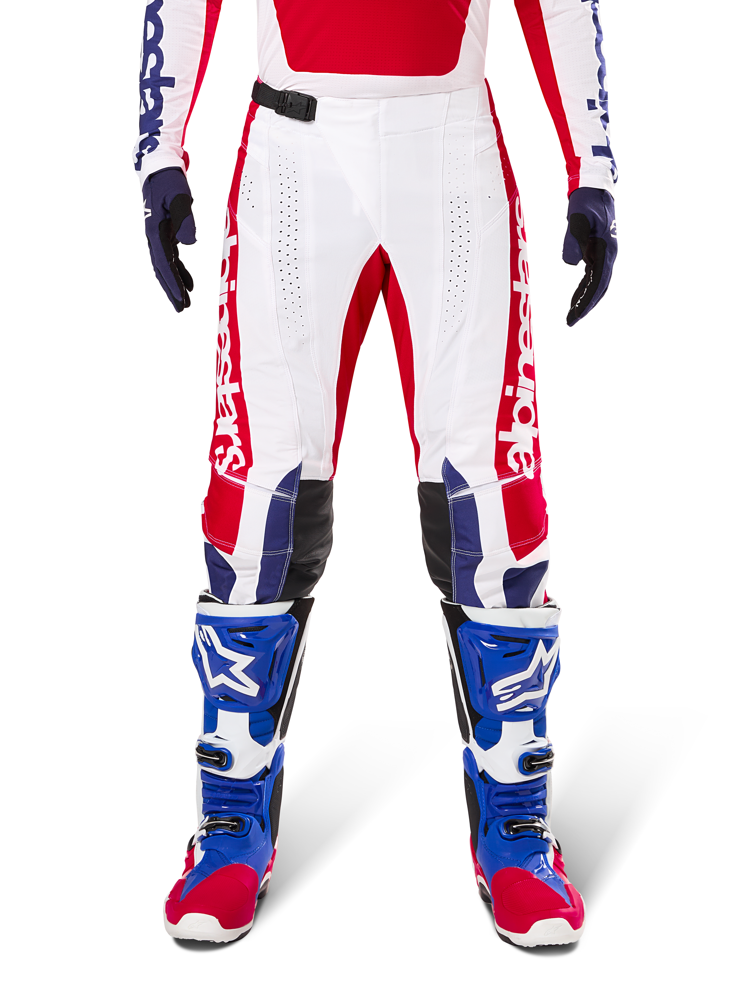 Limited Edition Techstar Fortitude crossbroek, motorcross broek, felrood, wit en blauw, gedragen met bijpassende uitrusting waaronder blauwe beschermende laarzen en handschoenen, voorzien van een wit chassis met rode graphics, zwarte leren kniepanelen en lasergesneden perforaties, professionele off-road racekleding
