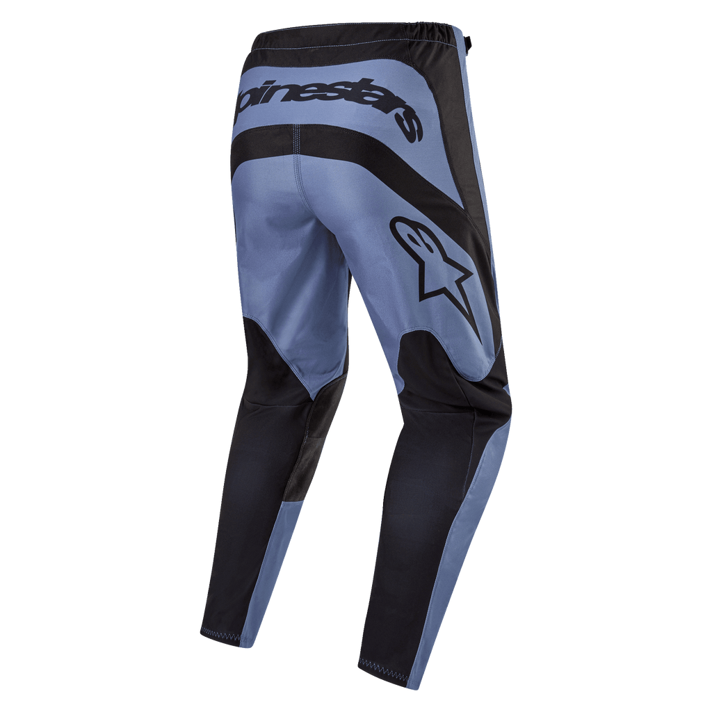 Alpinestars 2024 Fluid Lurv Pants, pantalon de motocross, bleu clair et noir, vue arrière montrant le marquage Alpinestars imposant à l'arrière et sur le côté, panneaux renforcés noirs sur l'assise et l'intérieur des jambes, conception ergonomique pré-courbée pour la performance tout-terrain