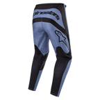 Alpinestars 2024 Fluid Lurv Pants, pantalon de motocross, bleu clair et noir, vue arrière montrant le marquage Alpinestars imposant à l'arrière et sur le côté, panneaux renforcés noirs sur l'assise et l'intérieur des jambes, conception ergonomique pré-courbée pour la performance tout-terrain