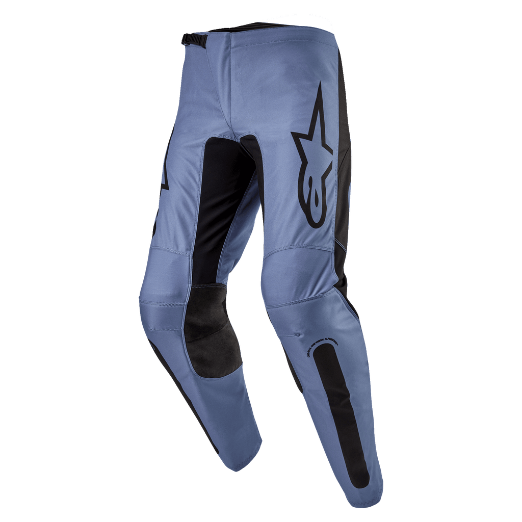 Alpinestars 2024 Fluid Lurv Pants, pantalon de motocross, bleu clair et noir, avec un grand logo Alpinestars noir sur la cuisse, des panneaux intérieurs renforcés aux genoux et une conception ergonomique pré-courbée pour la conduite tout-terrain