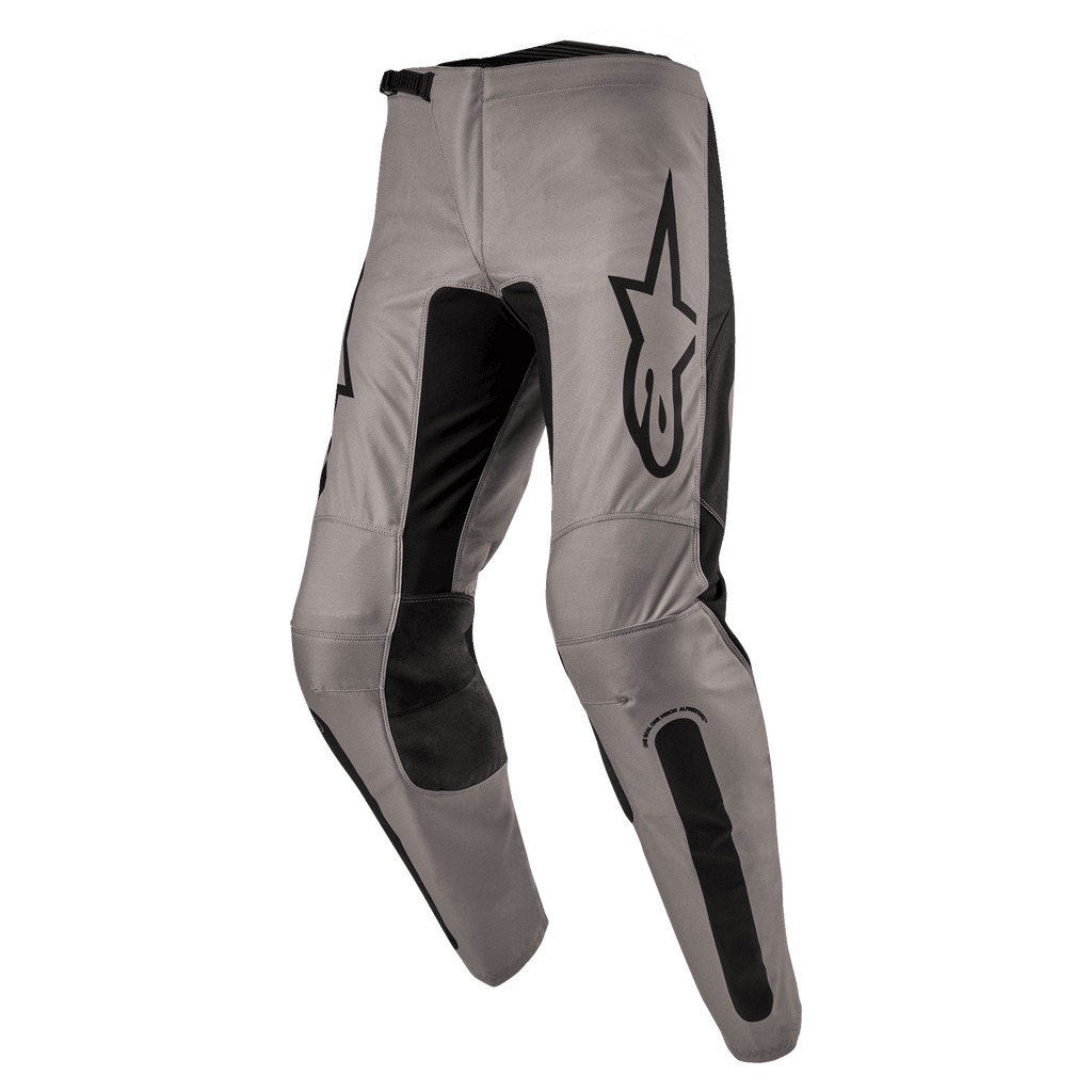 Alpinestars 2024 Fluid Lurv Hose, Motocross-Hose, Mud Black, mit grau-beigem Hauptchassis und schwarzen Stretch-Einsätzen an den Beininnenseiten und Knien, markantes schwarzes Alpinestars-Logo auf dem Oberschenkel, ergonomisches vorgeformtes Design für den Offroad-Sport