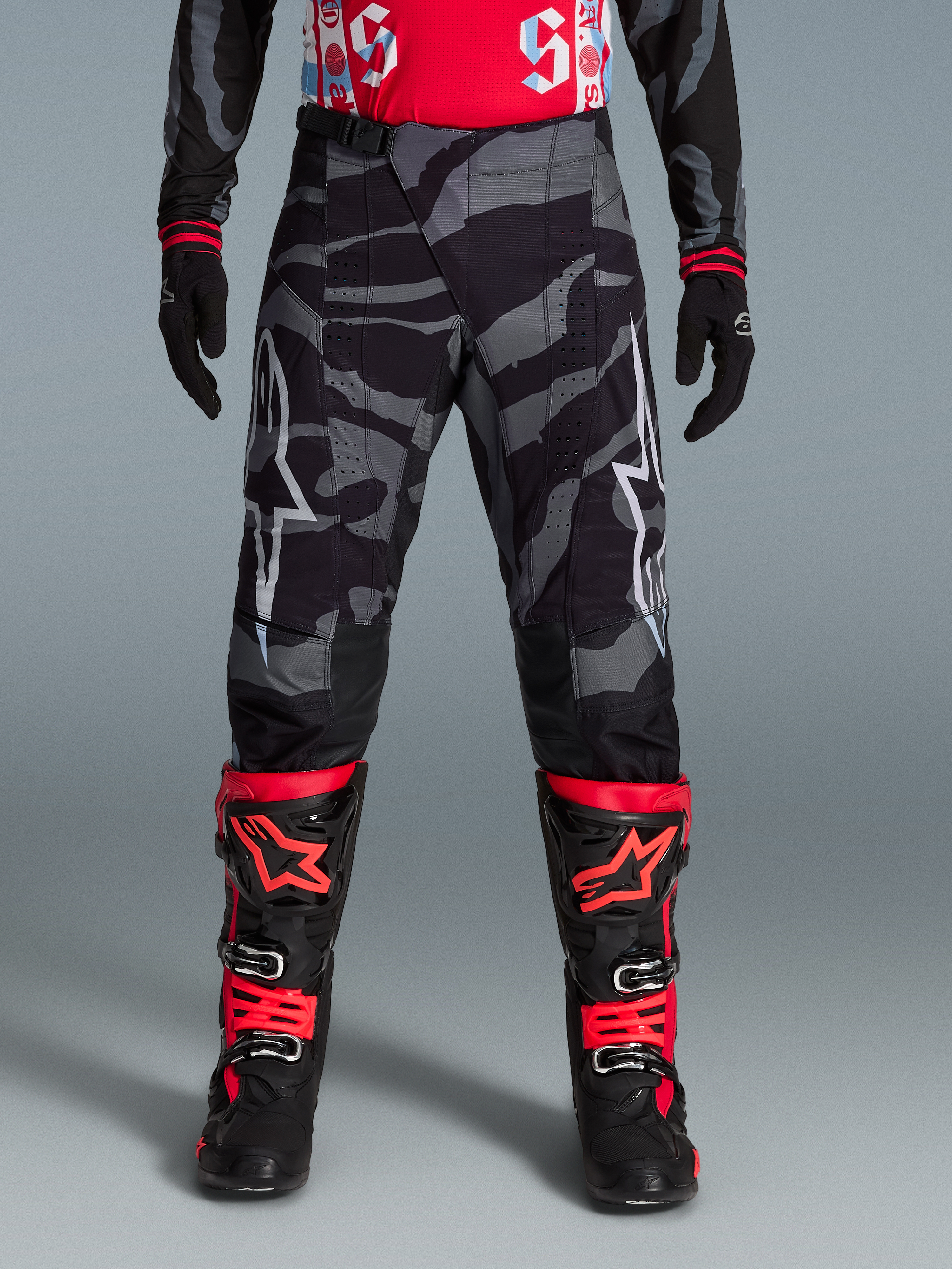 Techstar Beast Coast broek met grijs-zwart camouflagepatroon en witte logo's, motorcrossbroek in beperkte oplage.