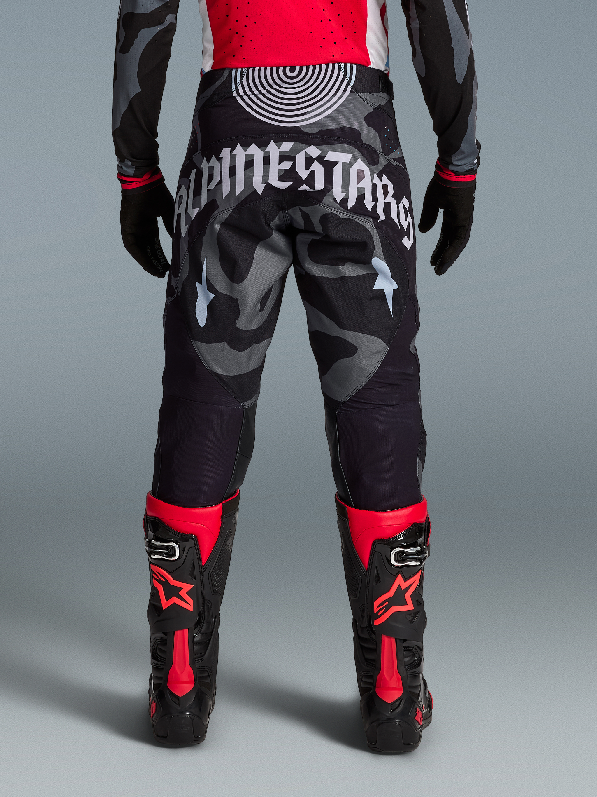 Pantalon Techstar Beast Coast Édition Limitée, motif camouflage noir et gris avec lettrage blanc au dos, style motocross.