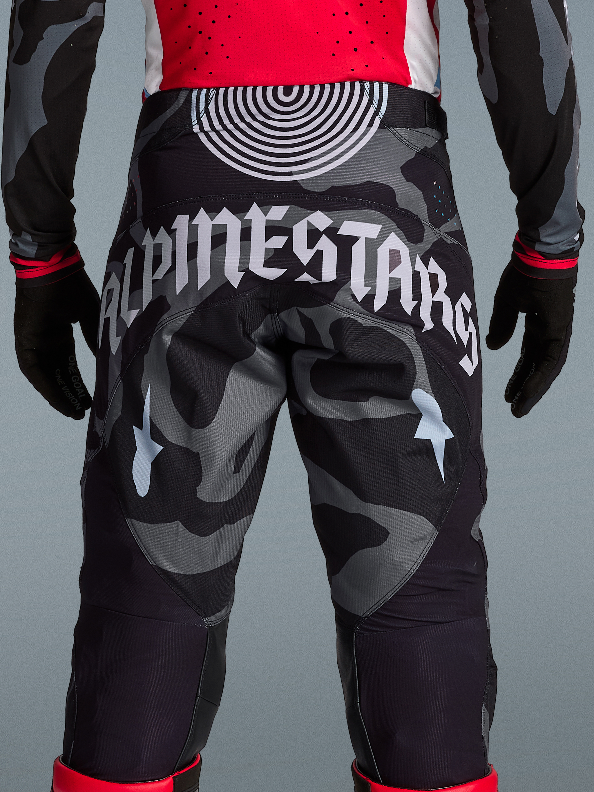Pantalon Techstar Beast Coast Édition Limitée, motif camouflage gris et noir avec logo Alpinestars blanc au dos.