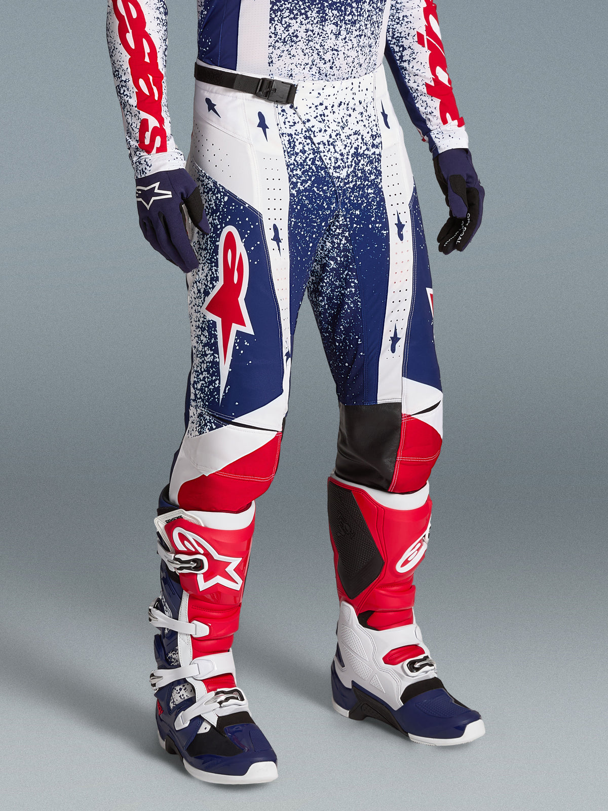 Alpinestars Techstar Unity Pantalons, motocross édition limitée rouges, blancs et bleus, coupe race ergonomique pour homme.