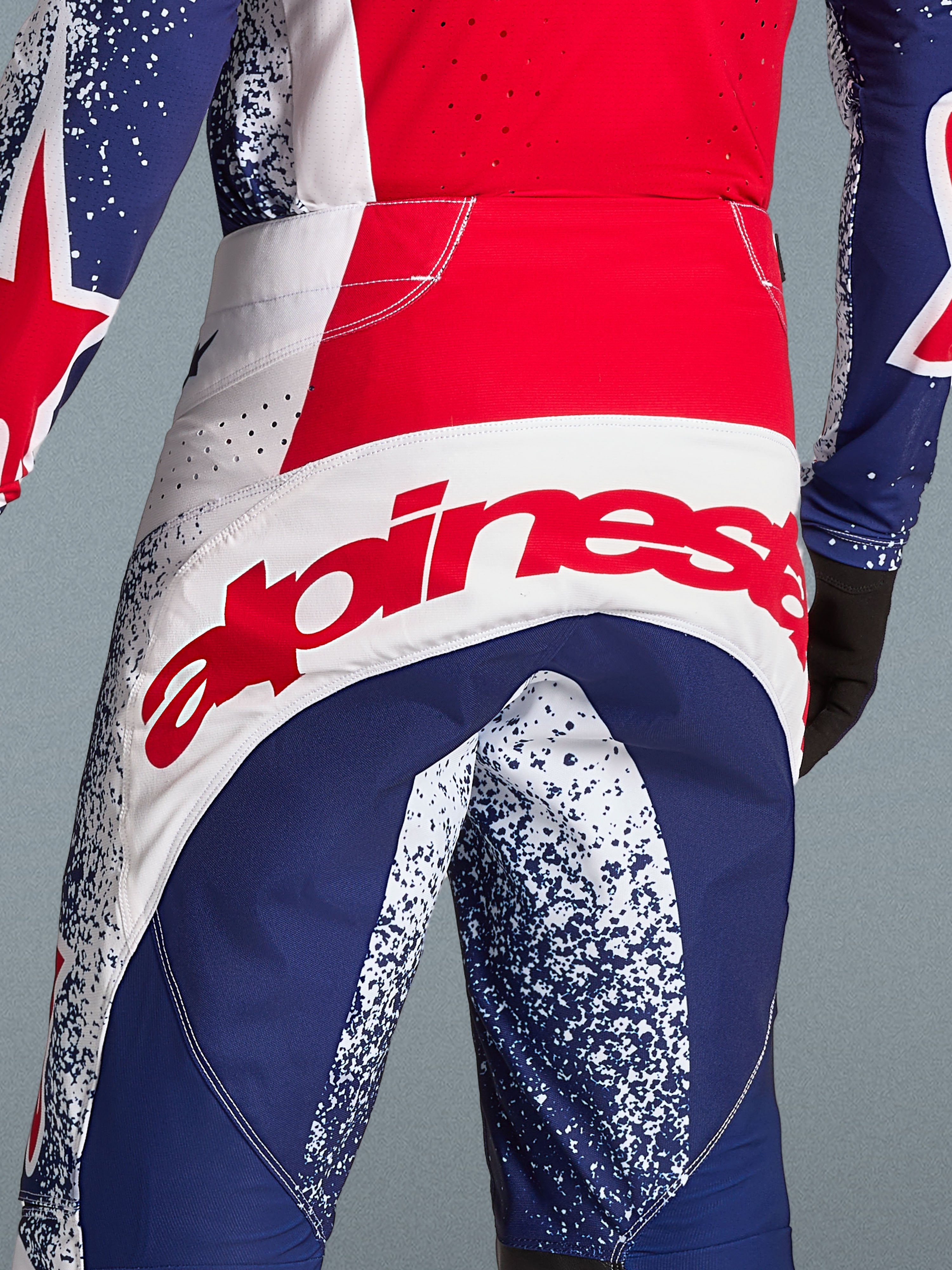 Alpinestars Techstar Unity, pantalons de motocross pour homme, édition limitée, rouges, blancs et bleus, avec un logo imposant à l'arrière